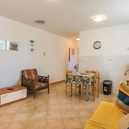 Amazing Apartment In Stinjan With Wifi *