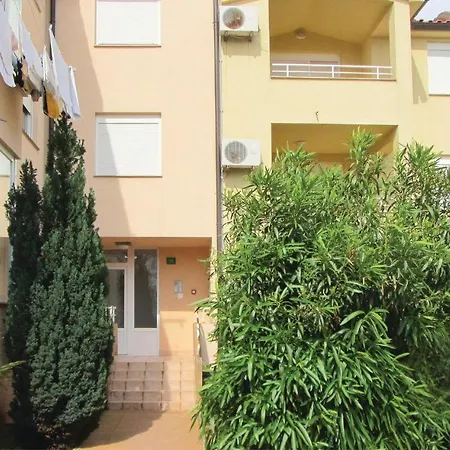 Amazing Apartment In Stinjan With Wifi